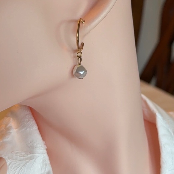 Elegant Gold Tone Earrings with Pearl - Picture 3 of 4